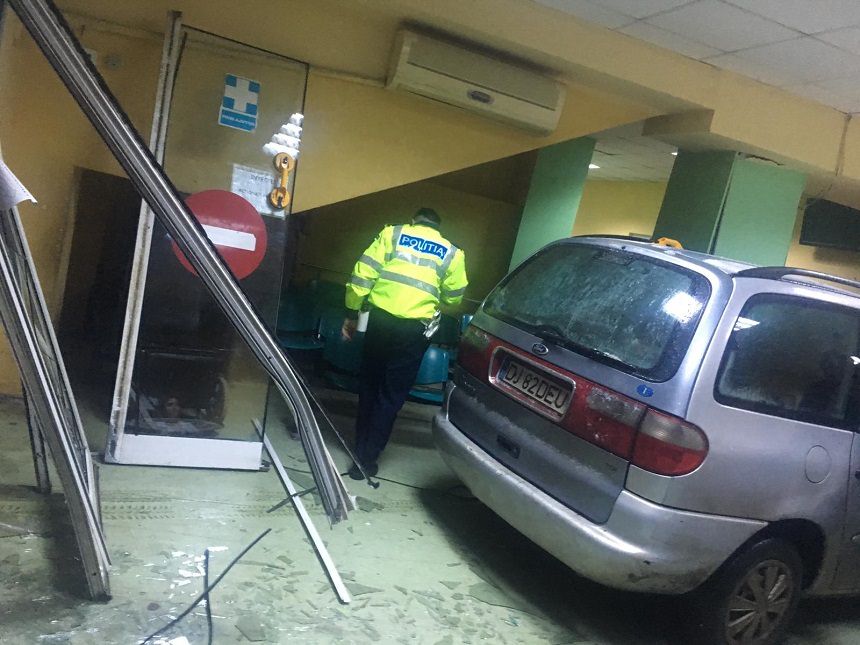 foto - un șofer beat a intrat cu mașina în urgența spitalului județean din craiova
