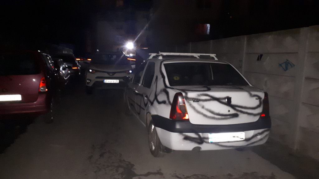 foto - mașină vandalizată la sibiu după ce a blocat o parcare întreagă pe aleea streiu