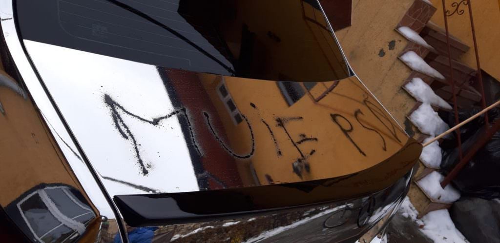 foto - mașină de zeci de mii de euro vandalizată la sibiu - mesaj anti psd pe ea!