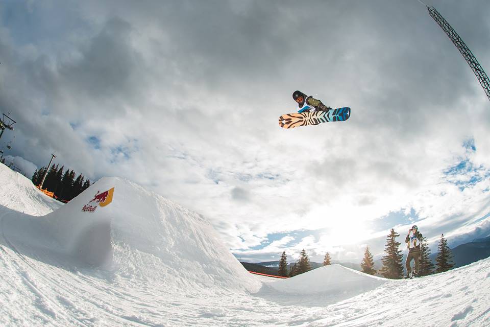 foto distracție mare la păltiniș – cei mai spectaculoși snowboarderi și schiori se întrec la platoș