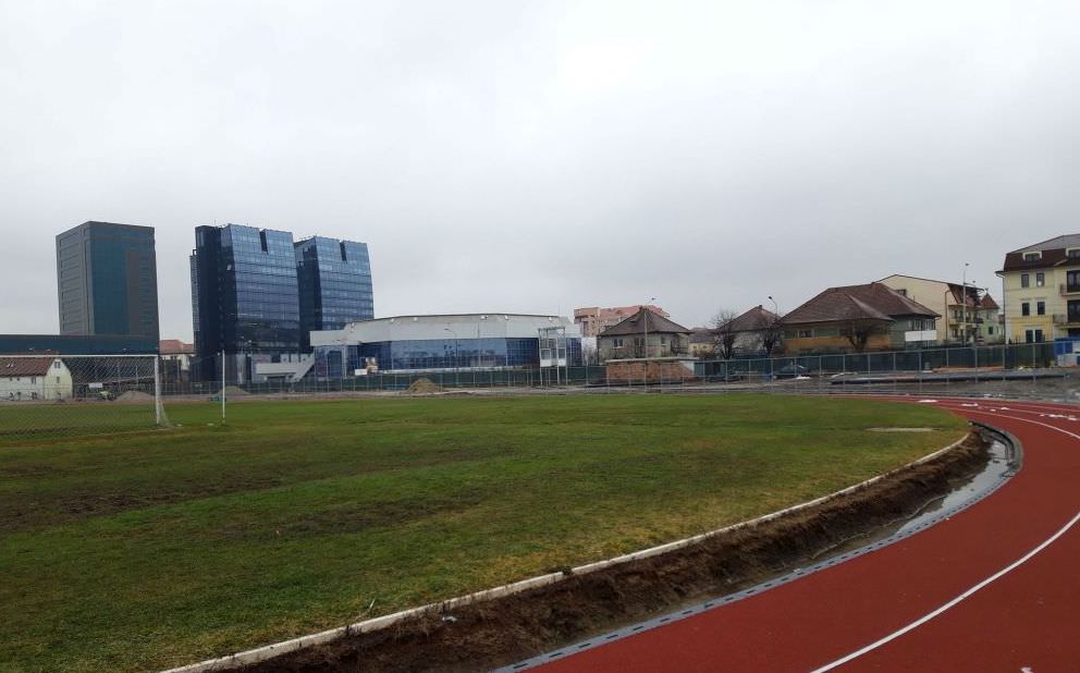 foto - stadionul municipal cu o lună înainte de terminarea lucrărilor - nu arată prea bine...