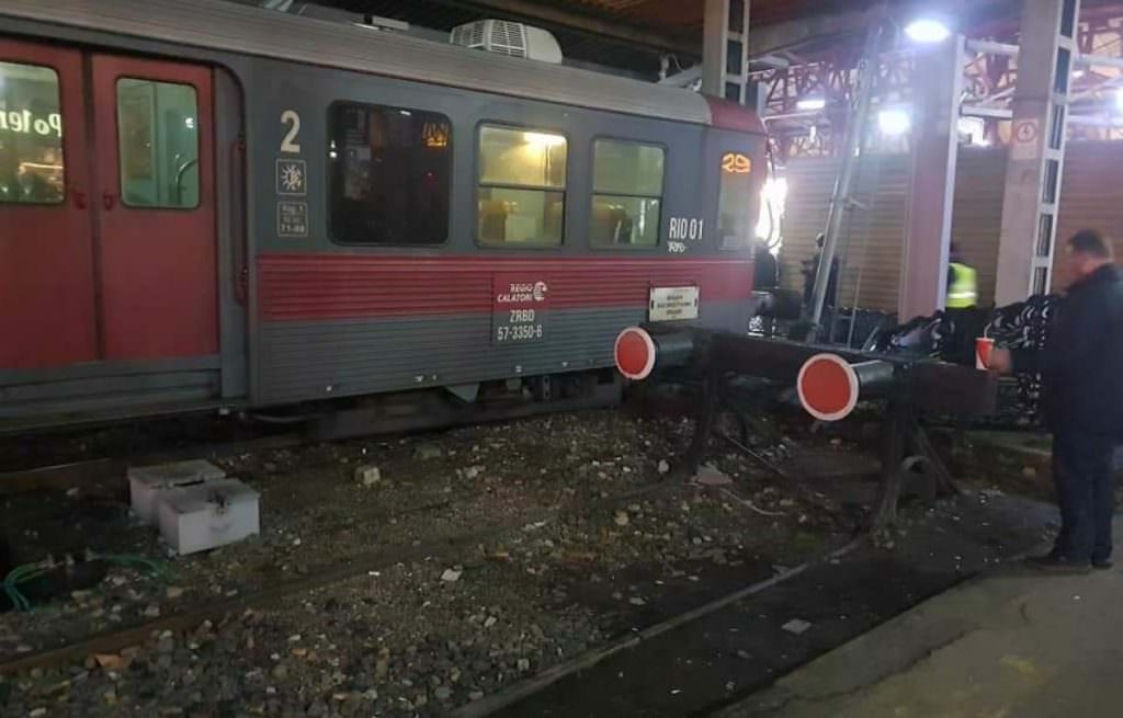foto tren deraiat miercuri seară în gara de nord din capitală