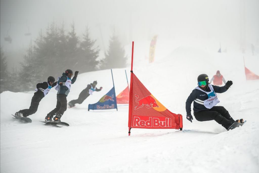 foto s-a dat startul distracției la platoș - spectacol pe schiuri, snowboard și biciclete