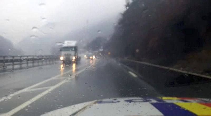 video plouă puternic pe valea oltului – șoferi, circulați cu prudență