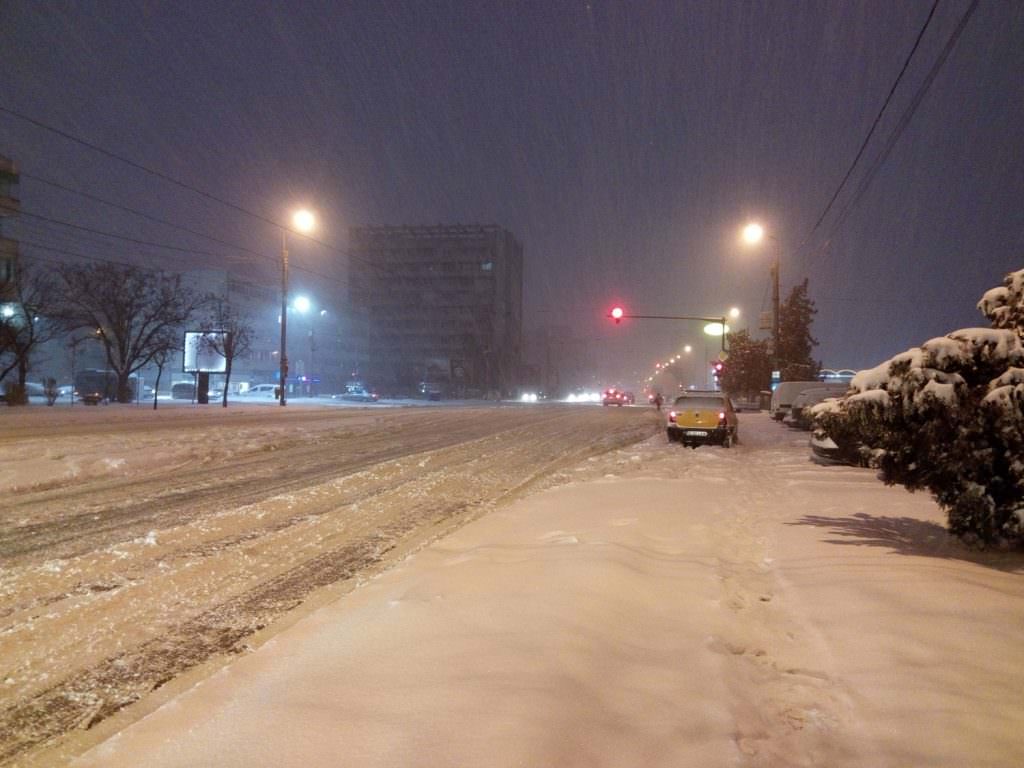 VIDEO FOTO Vreme severă în 11 județe - Orașe acoperite de zăpadă și drumuri blocate