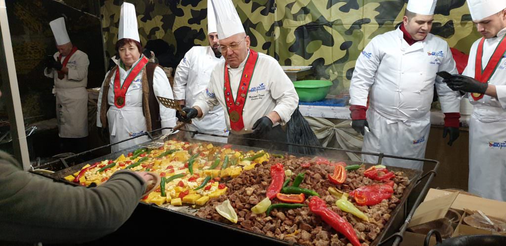 video foto - sibiul a primit titlul regiune gastronomică europeană pe acorduri de muzică țigănească și cu festin culinar ca la popotă
