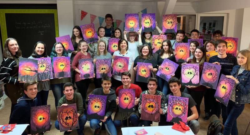 foto - carmen iohannis la o oră de pictură cu elevii de la colegiul gheorghe lazăr