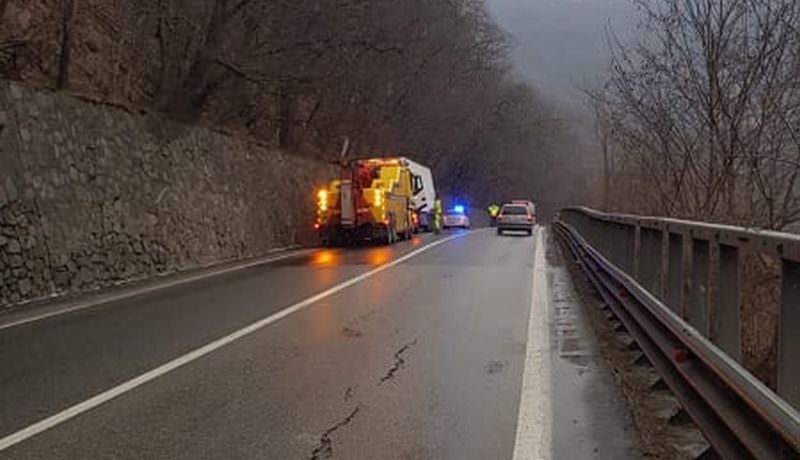 foto tir în șanț pe valea oltului. se circulă alternativ