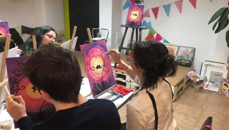 foto - carmen iohannis la o oră de pictură cu elevii de la colegiul gheorghe lazăr