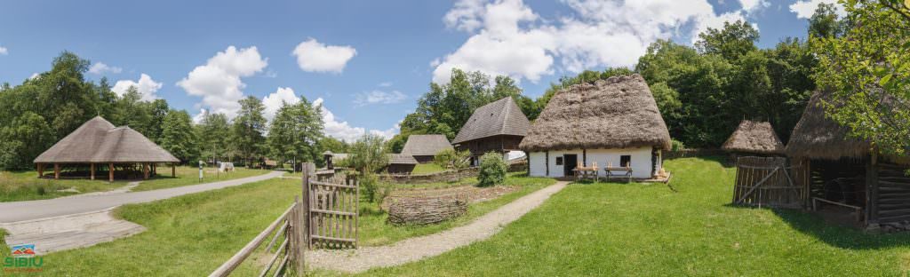 VIDEO FOTO Sibienii petrec duminica în aer liber - Cozi la grădina zoologică și la muzeul satului