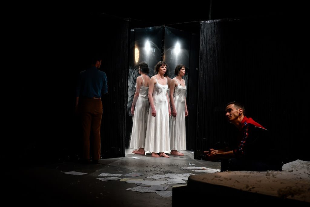 vâlcenii, chemați la teatru – actorii sibieni joacă spectacolul „perfect compus”