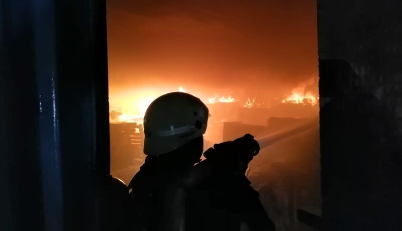 foto trei ore de luptă cu focul la cârța - incendiu la o fabrică de cherestea