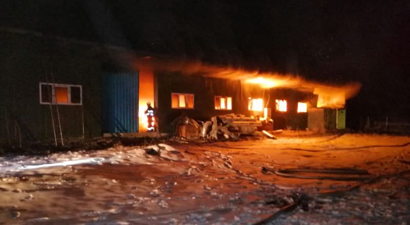 foto trei ore de luptă cu focul la cârța - incendiu la o fabrică de cherestea