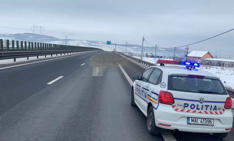foto beton înșirat pe autostradă la sibiu - poliția caută șoferul vinovat