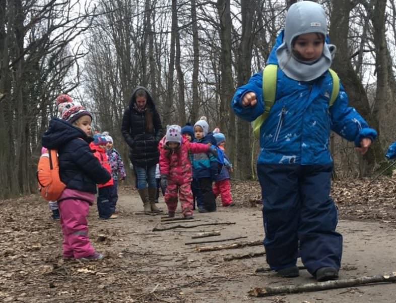 locul din sibiu în care copiii sunt fericiți și fac ce vor – ”grădinița în pădure” ține ”kinderii” în natură