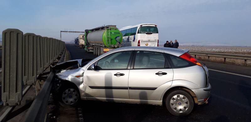 foto accident pe autostrada sibiu - sebeș. mașina în parapet