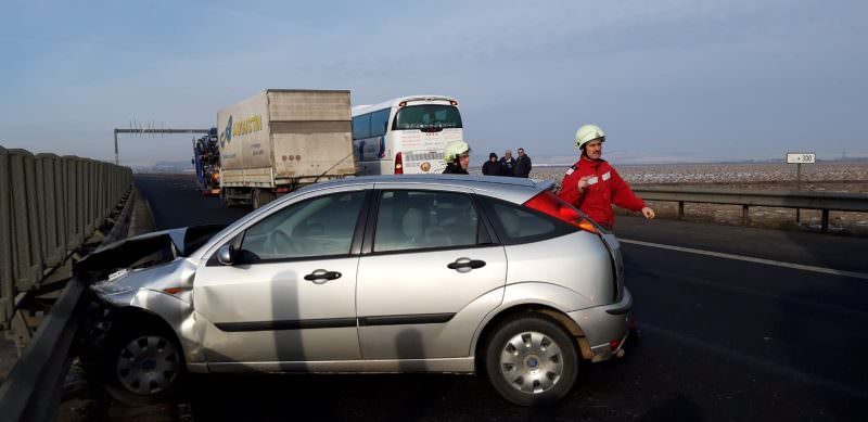 foto accident pe autostrada sibiu - sebeș. mașina în parapet