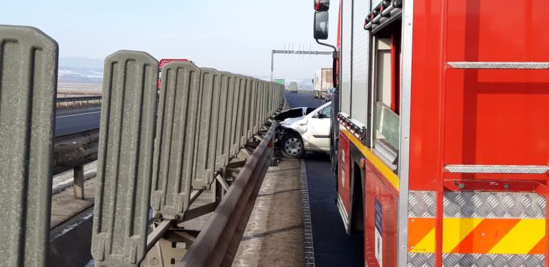 foto accident pe autostrada sibiu - sebeș. mașina în parapet