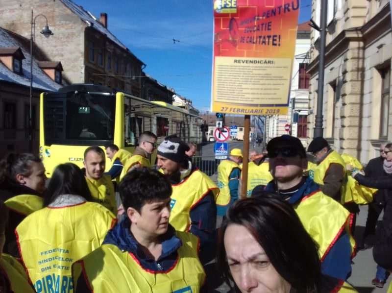 video foto - peste 100 de dascăli protestează pașnic în fața prefecturii sibiu