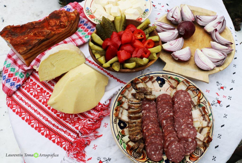 gusturile iernii ale sibiului – trei zile de festin culinar și concursuri de făcut brânzeturi, slănină și cârnați