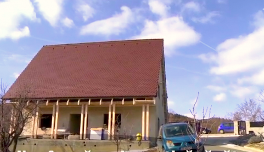 doi bucureșteni au construit o casă din cânepă și var la sibiel