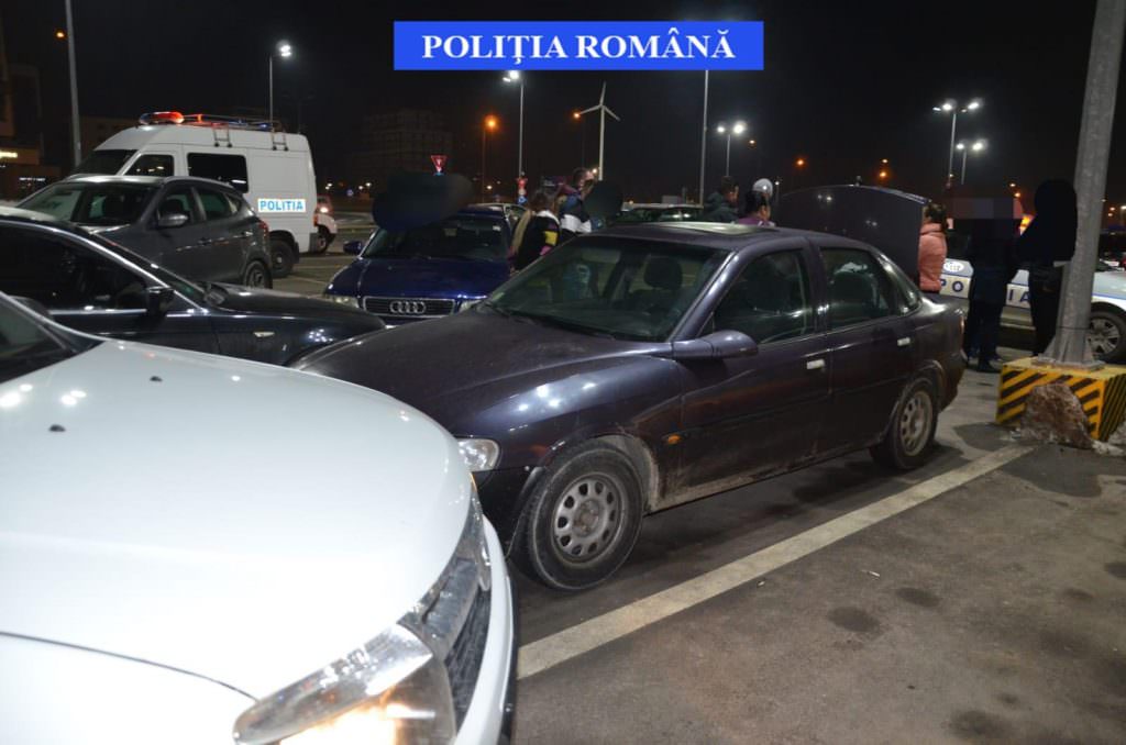 foto - patru hoți din sibiu și vâlcea prinși la furat în mall-ul coresi din brașov