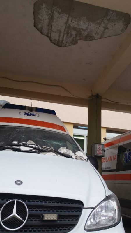 foto bucăți de tencuială căzute pe o ambulanță, chiar în curtea spitalului din mediaș