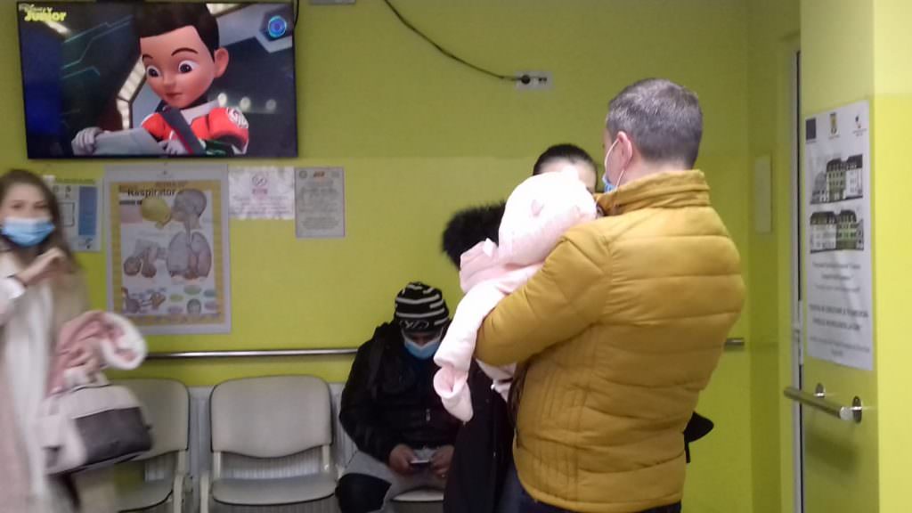 foto opt copii sunt tratați de gripă la pediatrie; zilnic sute de sibieni merg la spital cu cei mici