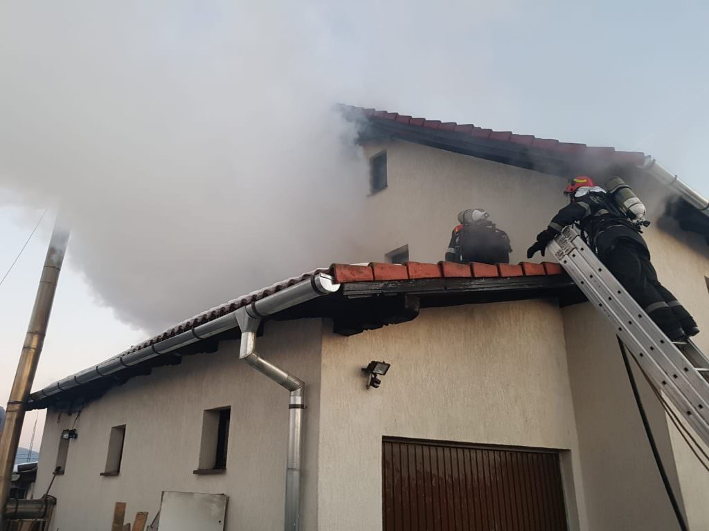 update foto casă în flăcări la șelimbăr pe strada ulmului