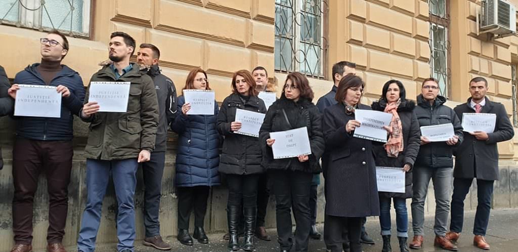 update video foto magistrații sibieni protestează în fața judecătoriei pe dumbrăvii