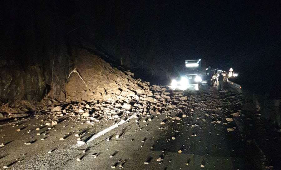 video foto - căderi de pietre pe valea oltului - dn7, blocat total