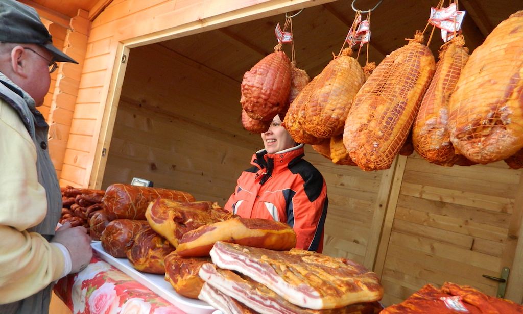 piața țărănească transilvania se mută în weekend - concursuri de făcut cârnați și slănină