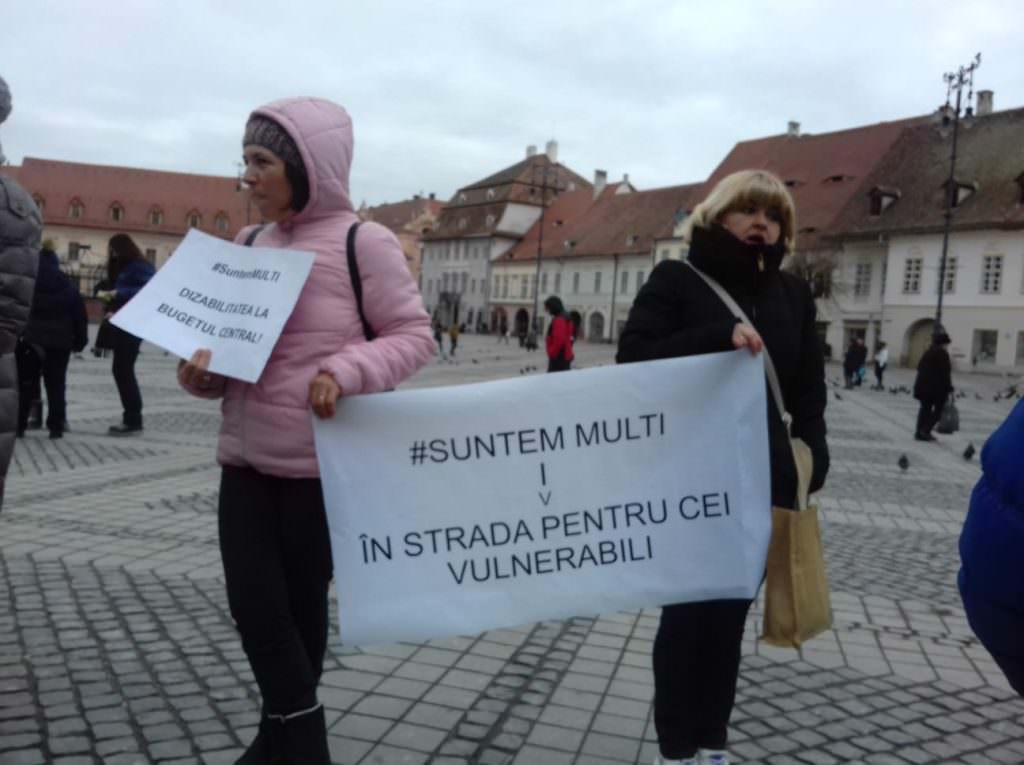 update video foto zeci de persoane cu dizabilități s-au adunat la miting în piața mare