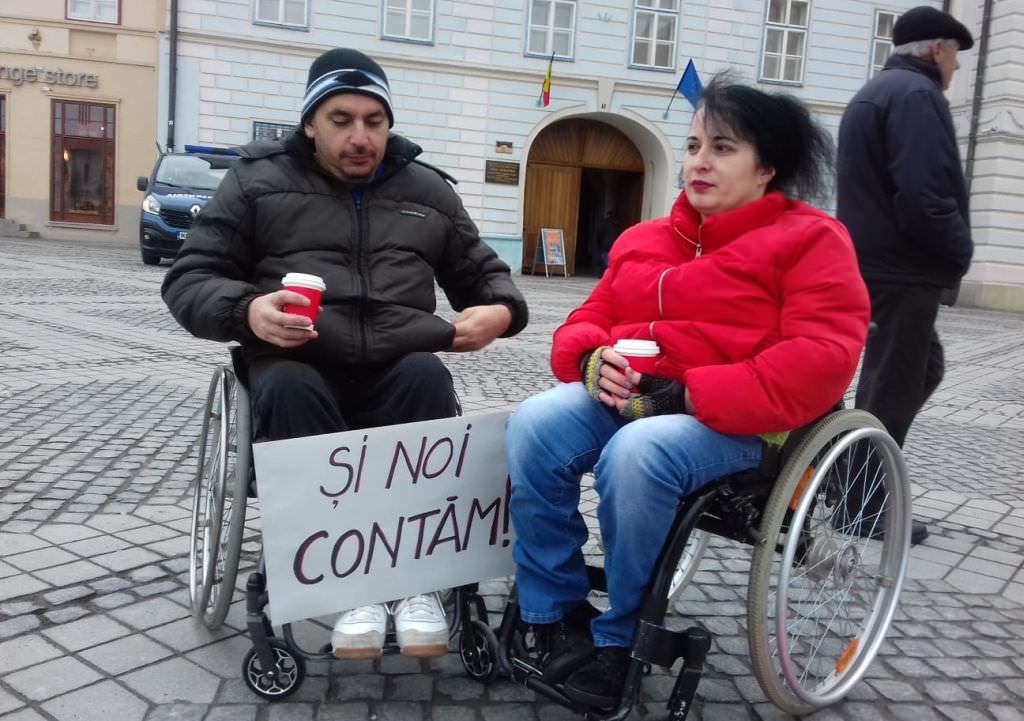 update video foto zeci de persoane cu dizabilități s-au adunat la miting în piața mare