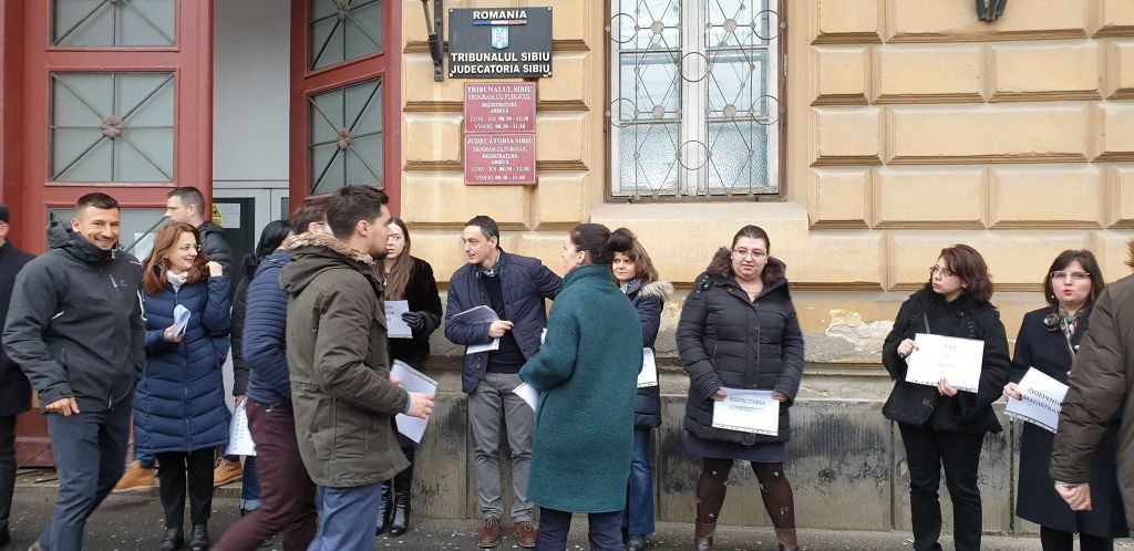 update video foto magistrații sibieni protestează în fața judecătoriei pe dumbrăvii