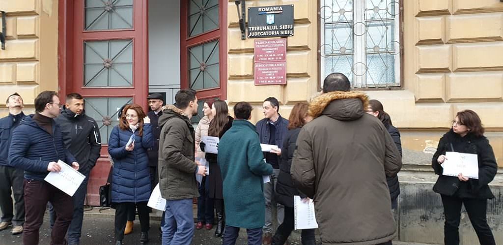 update video foto magistrații sibieni protestează în fața judecătoriei pe dumbrăvii