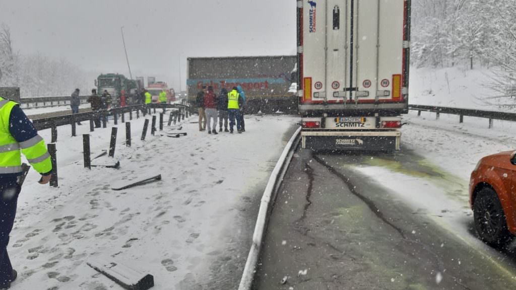 update foto accident cu două tir-uri pe autostrada a1, sensul sibiu - sebeș