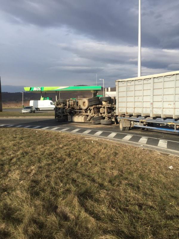 foto tir plin cu rumeguș, răsturnat în sensul giratoriu de la veștem