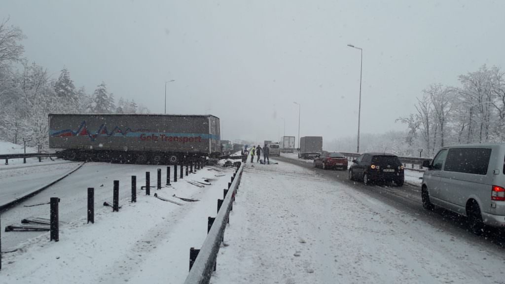 update foto accident cu două tir-uri pe autostrada a1, sensul sibiu - sebeș