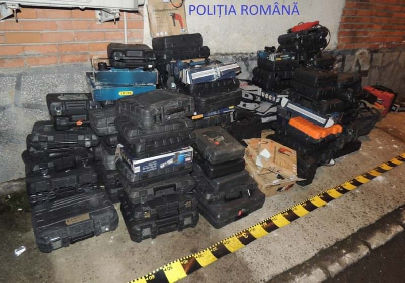 FOTO Sibian prins la Târgu Jiu cu o mașină plină cu unelte - Poliția le-a confiscat