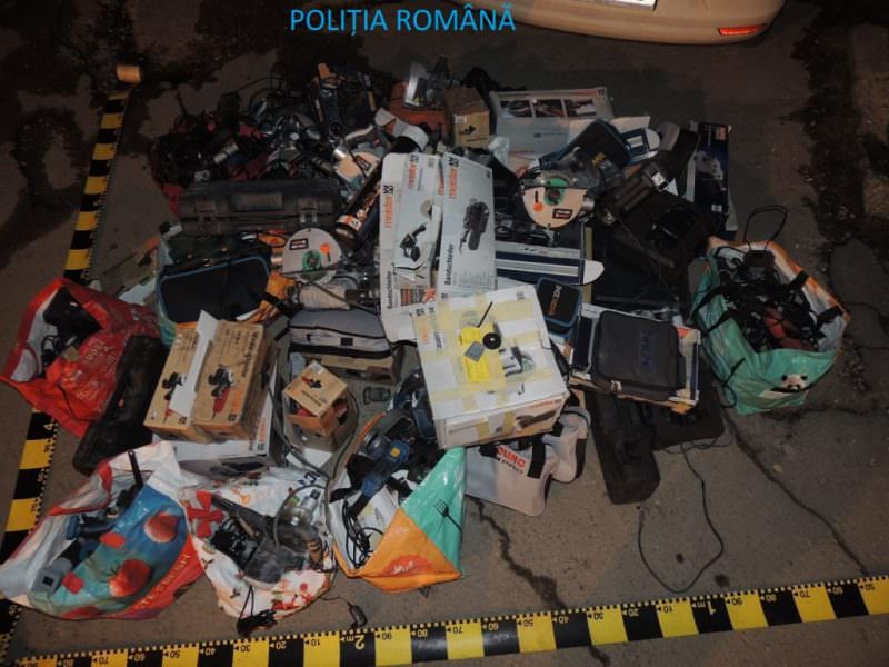 FOTO Sibian prins la Târgu Jiu cu o mașină plină cu unelte - Poliția le-a confiscat