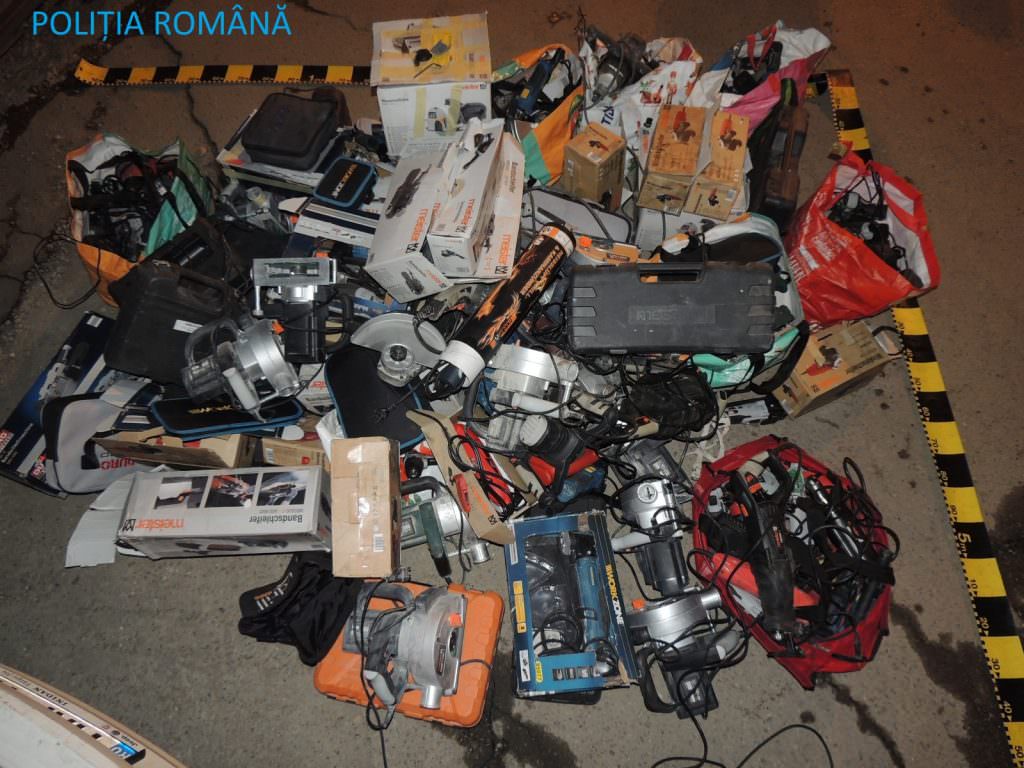 foto sibian prins la târgu jiu cu o mașină plină cu unelte - poliția le-a confiscat