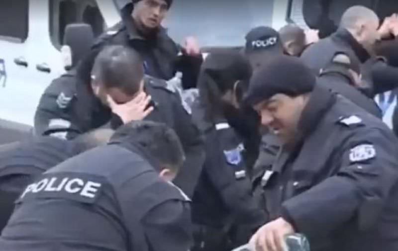 video de râsu - plânsu. jandarmi din bulgaria și-au dat singuri cu spray lacrimogen în ochi