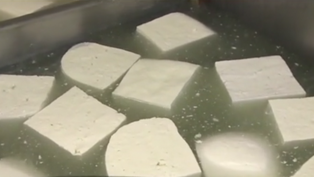 sute de kilograme de brânză și mii de ouă confiscate de dsv sibiu de la un gălățean la o razie în trafic