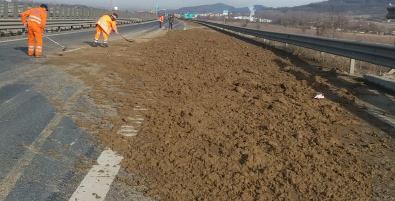 video - autostrada sibiu - sebeș blocată de pământul pierdut dintr-o basculantă - trafic îngreunat