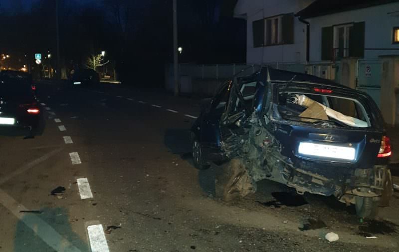 FOTO Tânăr mort de beat a intrat cu mașina în altele trei parcate și un stâlp, pe Octavian Goga