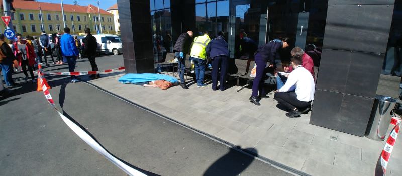 update foto bărbatul a murit. panică în față la starbucks pe mihai viteazu - un bărbat a căzut inconștient și este resuscitat