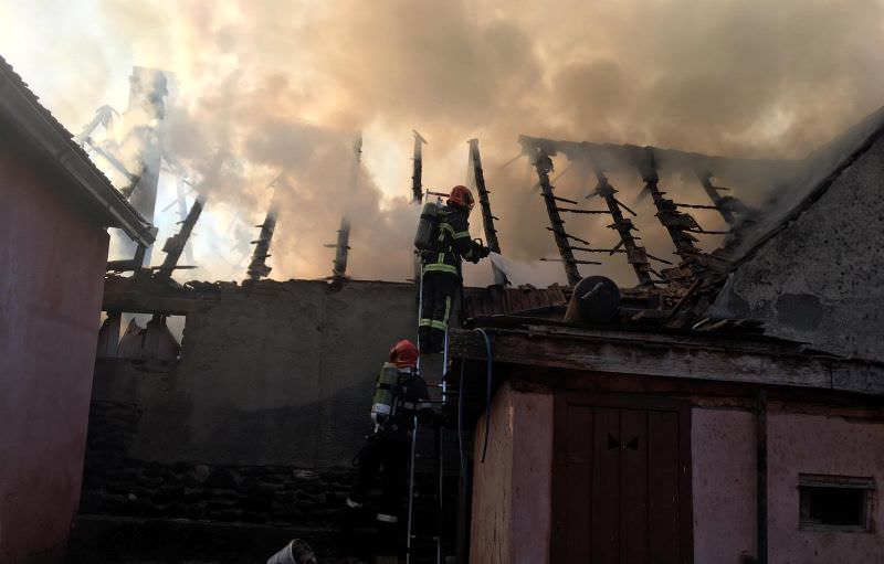 casă în flăcări la cisnădie - pompierii lupta cu flăcările