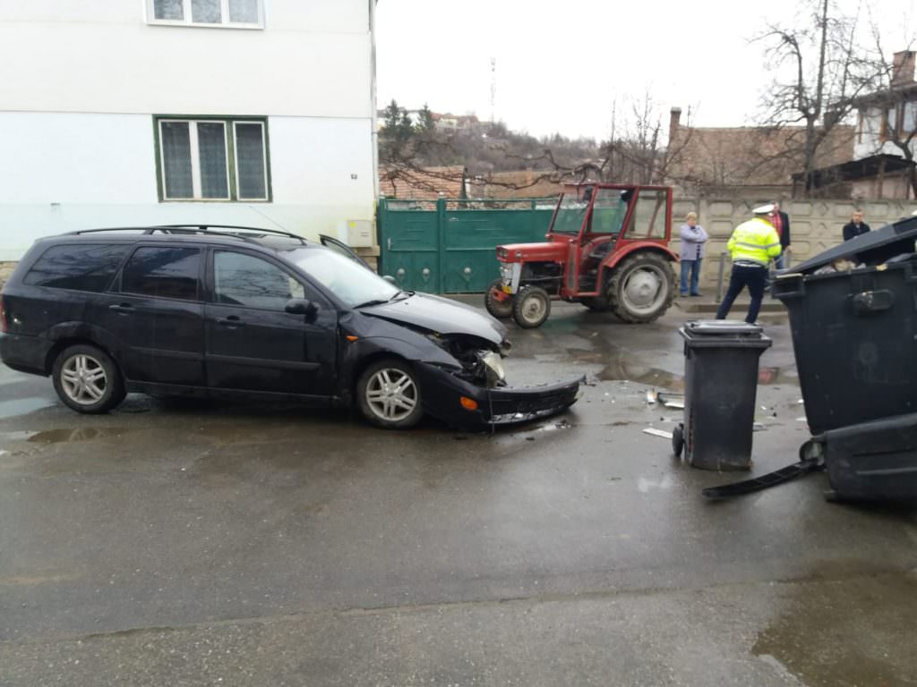 foto - mașină izbită de un tractor din cauza unui șofer neatent - o tânără este rănită