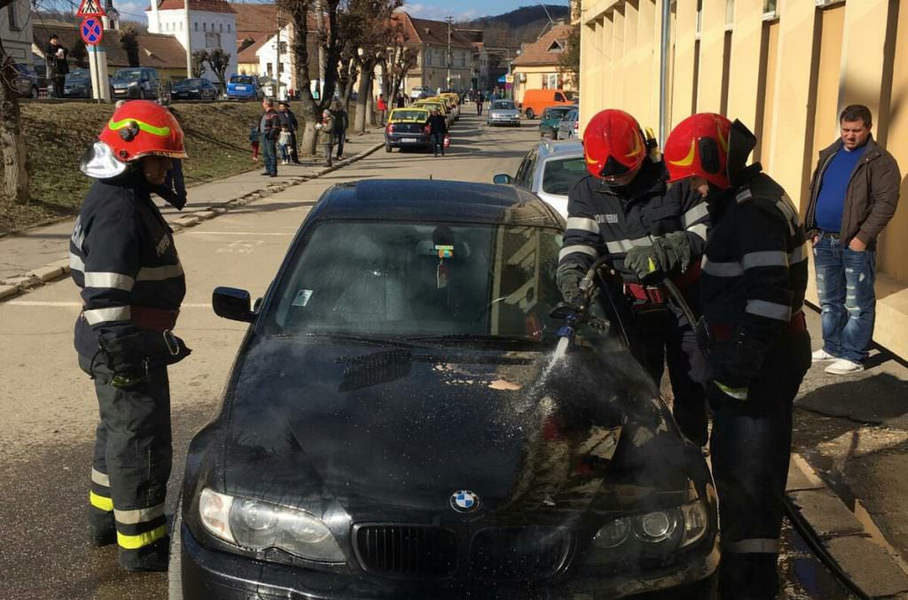 update foto mașină în flăcări la mediaș - intervin pompierii